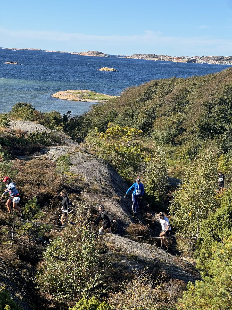 Löpare klättrar över klippan